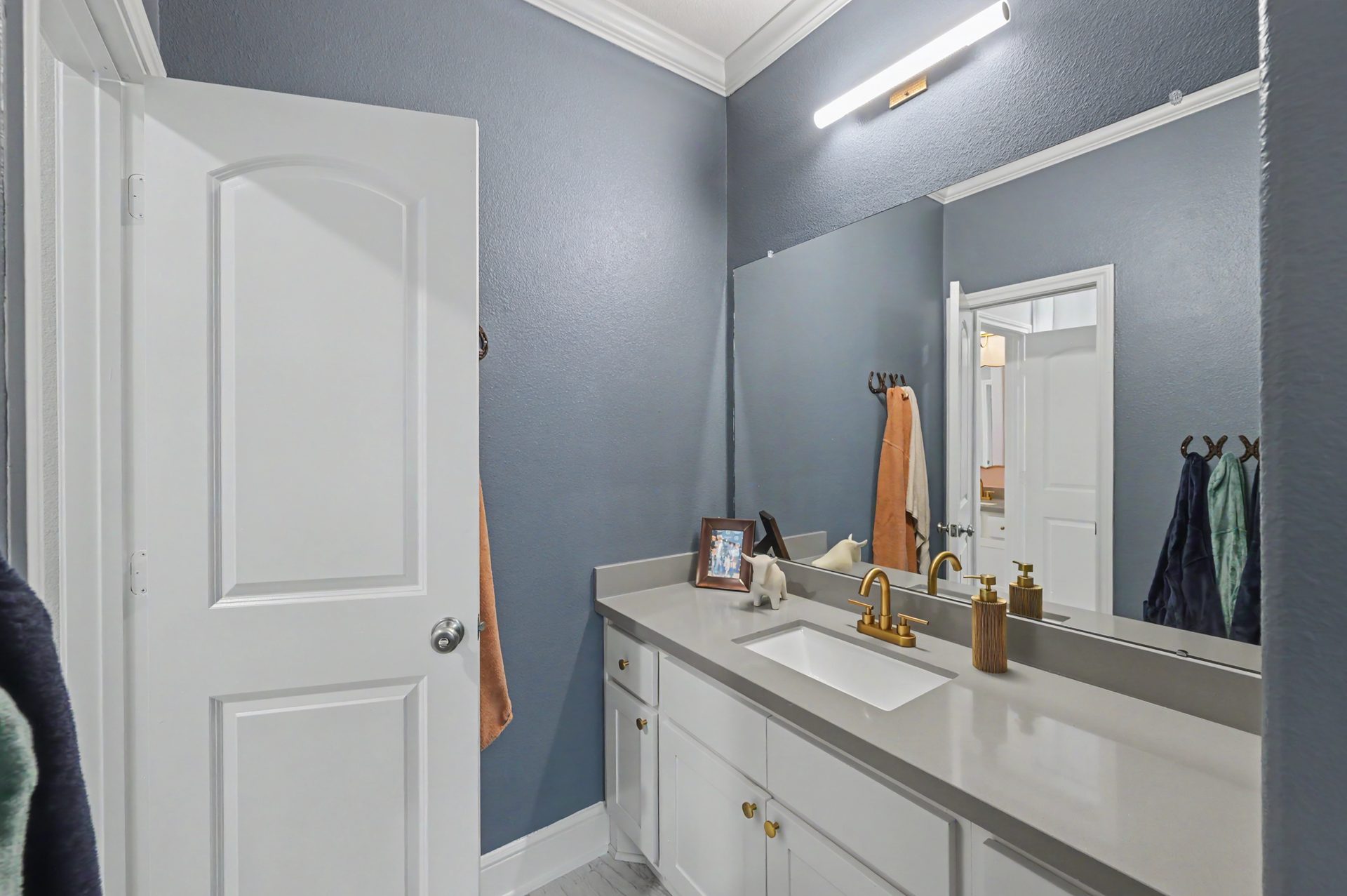 Hollywood bathroom with designer finishes