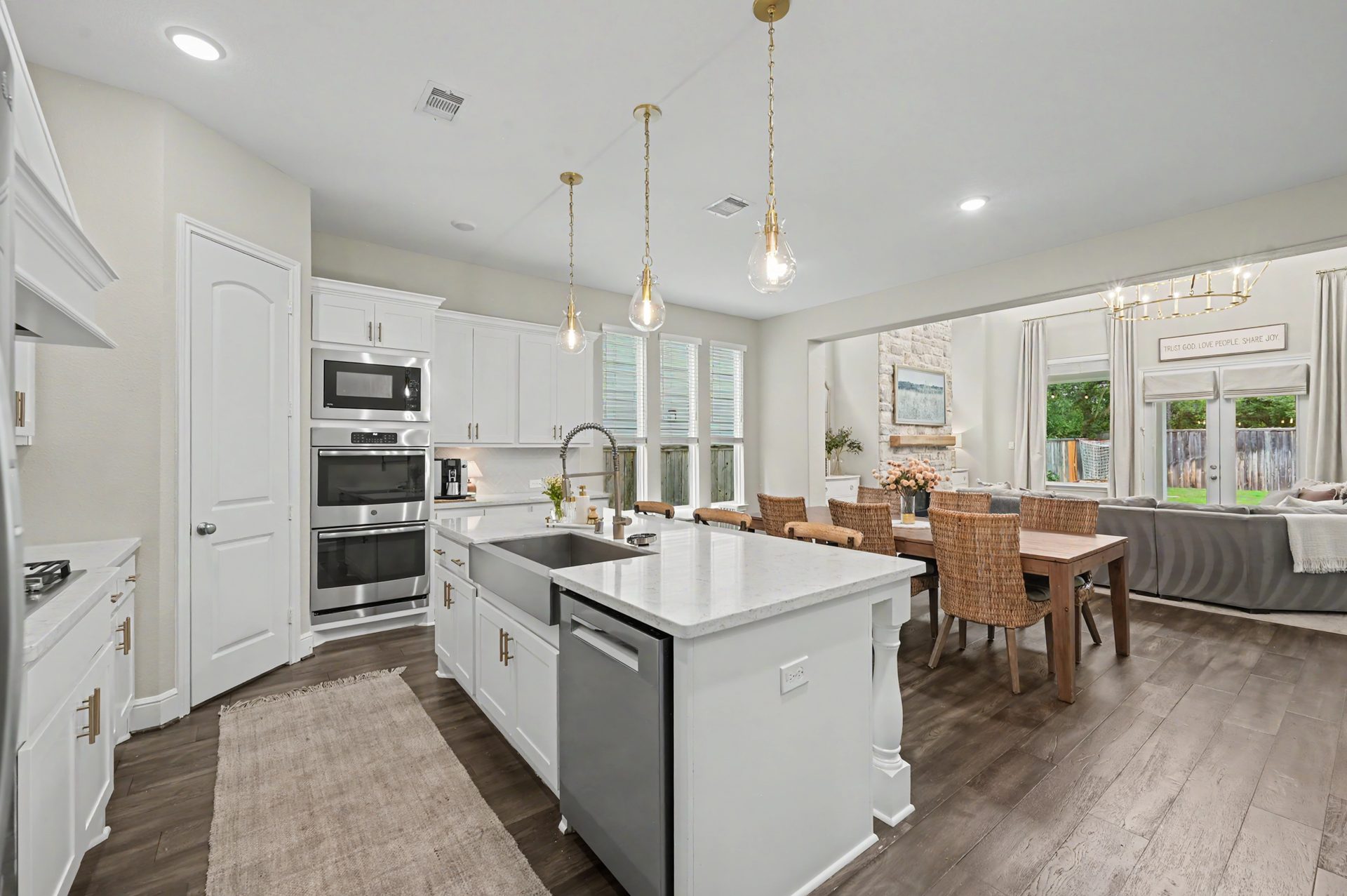 Double ovens and custom hood vent